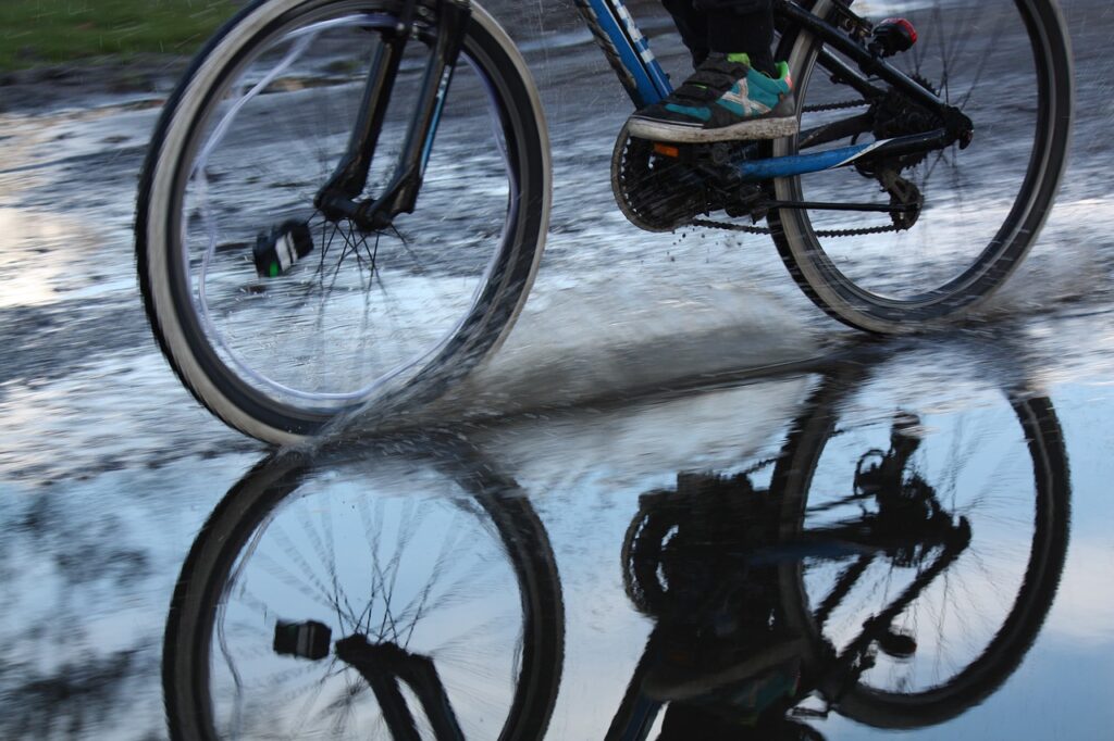 一式揃う】雨の自転車通勤・通学におすすめグッズほぼ濡れません